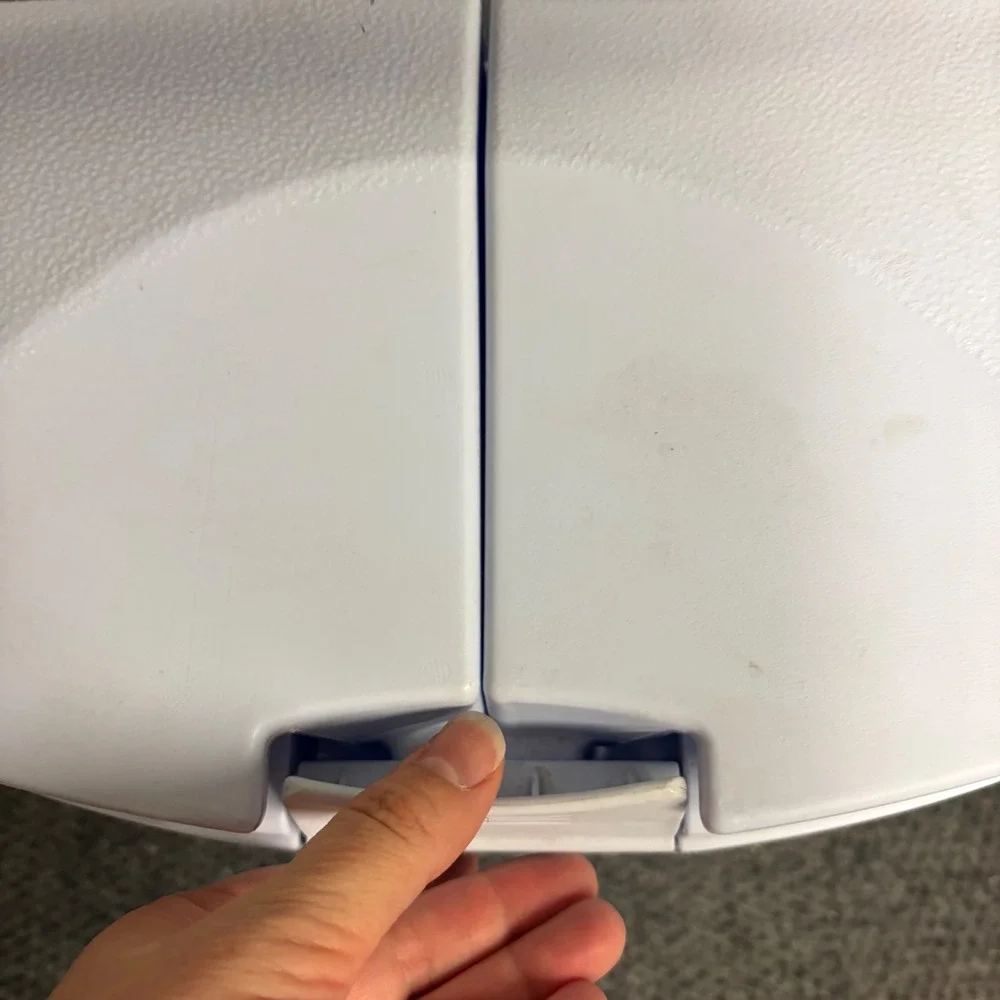 Rubbermaid The Slim Cooler 13 Qt 12.5L Blue White 12 Can Capacity Split Lid 1801